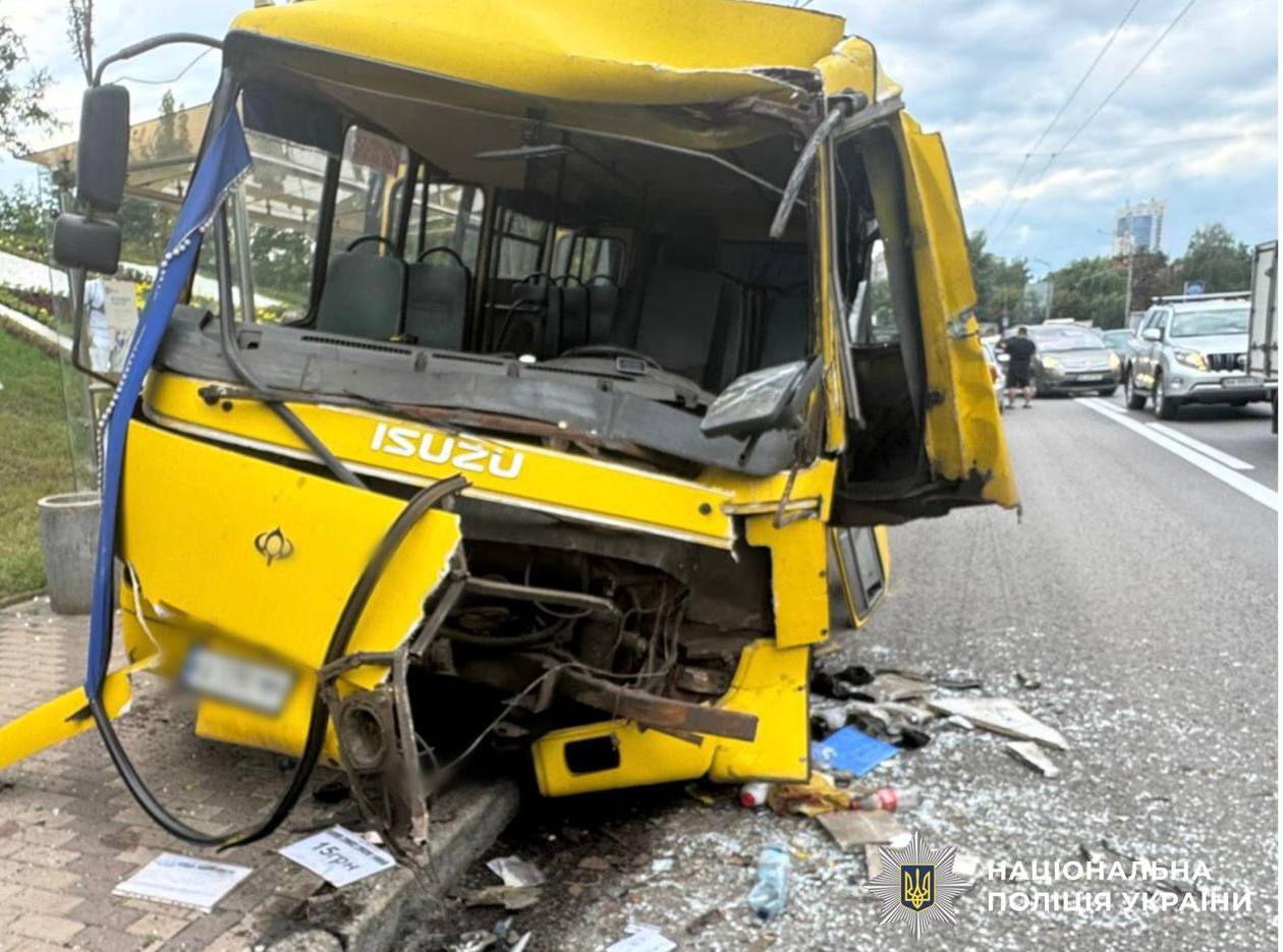 В Киеве маршрутка влетела в автобус на остановке, есть пострадавшие (фото)